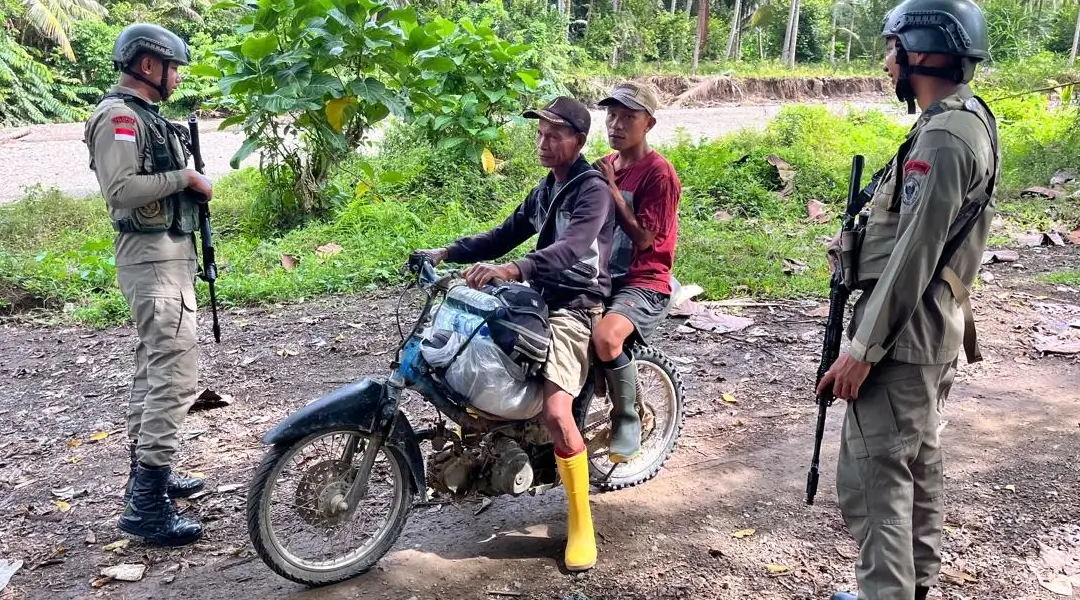 Personel Satgas Operasi Madago Raya menghentikan pengendara di salah satu Pos Kamtibmas di Poso, Sabtu (5/10/2024). (Foto: Humas Satgas Ops Madago Raya)