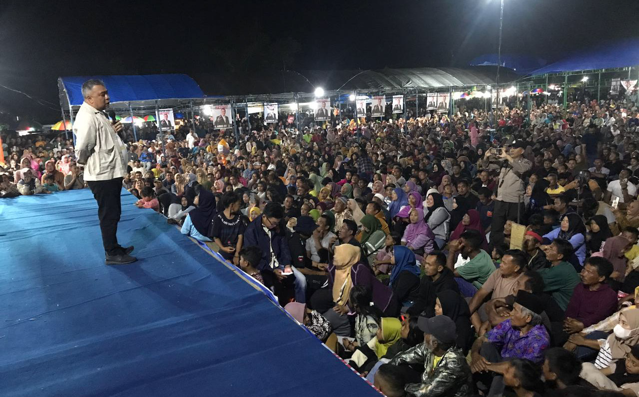 Calon gubernur Sulawesi Tengah nomor urut 1, Ahmad HM Ali, memaparkan programnya saat kampanye terbatas di Desa Sumber Mulya, Kecamatan Simpang Raya, Kabupaten Banggai, Jumat (25/10/2024) malam. Foto: Tim Media Koalisi BERAMAL