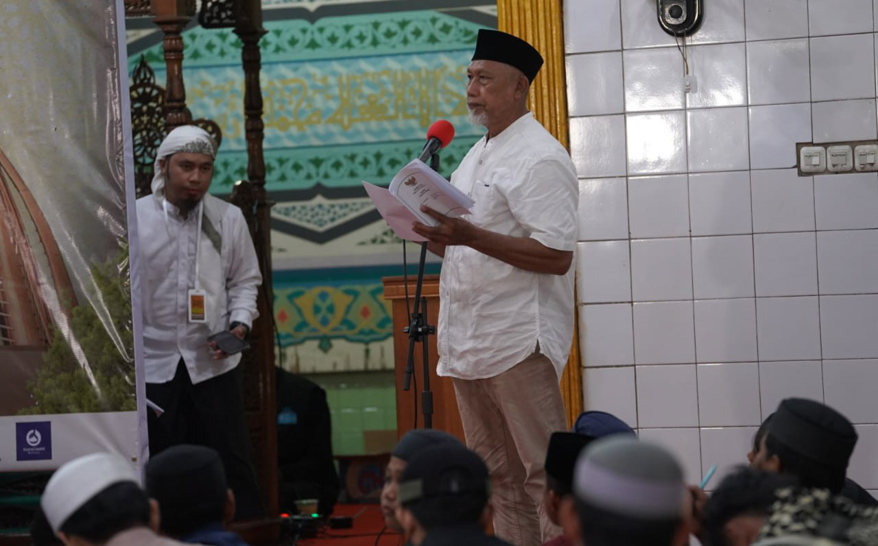 Asisten Pemerintahan dan Kesra Setda Kota Palu, Usman menyampaikan sambutan pada abligh Akbar di Masjid Baiturrahman, Lolu, Palu, Sabtu (26/10/2024). (Foto: Prokopim Setda Kota Palu/Iwan)