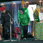 Sekkot Palu, Irmayanti (tengah) memukul gendangmenandai pembukaan Posalia Ri Kmapung Lere di Kelurahan Lere, Palu, Kamis (17/10/2024) malam. (Foto: Prokopim Setda Kota Palu/Iwan)