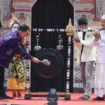 Pjs Wali Kota Palu, Muchsin Husein Pakaya memukul gong menandai pembukaan masa penerimaan anggota baru Kesatuan mahasiswa Hindu Dharma Indonesia Palu, di Pura Agung Wanakerta Jagatnatha Palu, Jumat(10/10/2024). (Foto: Prokopim Setda Kota Palu/Imron)