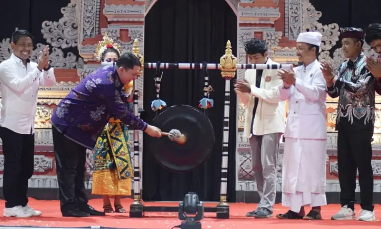 Pjs Wali Kota Palu, Muchsin Husein Pakaya memukul gong menandai pembukaan masa penerimaan anggota baru Kesatuan mahasiswa Hindu Dharma Indonesia Palu, di Pura Agung Wanakerta Jagatnatha Palu, Jumat(10/10/2024). (Foto: Prokopim Setda Kota Palu/Imron)