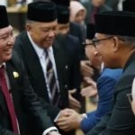 Pjs Wali Kota Palu, Muchsin Huesin Pakaya (kiri) menyalami pimpinan DPRD Sutlegn yang abru saja mengucapkan sumpah dan janji, Jumat (25/10/2024). (Foto: Prokopim Setda Kota Palu/Jufri)