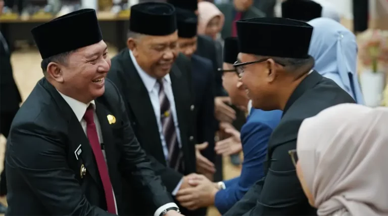 Pjs Wali Kota Palu, Muchsin Huesin Pakaya (kiri) menyalami pimpinan DPRD Sutlegn yang abru saja mengucapkan sumpah dan janji, Jumat (25/10/2024). (Foto: Prokopim Setda Kota Palu/Jufri)