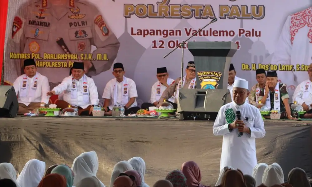 Ustadz Das'ad Latif pada Tabligh Akbar yang digelar Polresta Palu di Lapangan Vatulemo Palu, Sabtu (12/10/2024). (Foto: Humas Polresta Palu)