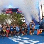Kepala Dinas Pariwisata Sulteng, Diah Agustiningsih (ketiga kanan) mengangkat bendera start pada Togean Half Marathon 2024 di Lapangan STQ Tojo Unauna, Minggu (13/10/2024). (Foto: bmzIMAGES/basri marzuki)