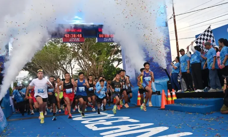 Kepala Dinas Pariwisata Sulteng, Diah Agustiningsih (ketiga kanan) mengangkat bendera start pada Togean Half Marathon 2024 di Lapangan STQ Tojo Unauna, Minggu (13/10/2024). (Foto: bmzIMAGES/basri marzuki)