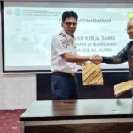 Kepala Bandara Mutiara Sis Aljufri, Rudi Richardo berjabat tangan dengan Wakil Direktur PT DPR, Hengky Kartawinata usai meneken naskah kerjasama di Palu, Selasa (22/10/2024). (Foto: ist)