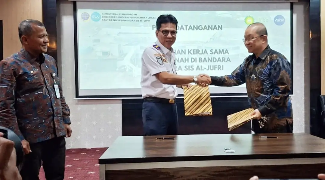 Kepala Bandara Mutiara Sis Aljufri, Rudi Richardo berjabat tangan dengan Wakil Direktur PT DPR, Hengky Kartawinata usai meneken naskah kerjasama di Palu, Selasa (22/10/2024). (Foto: ist)
