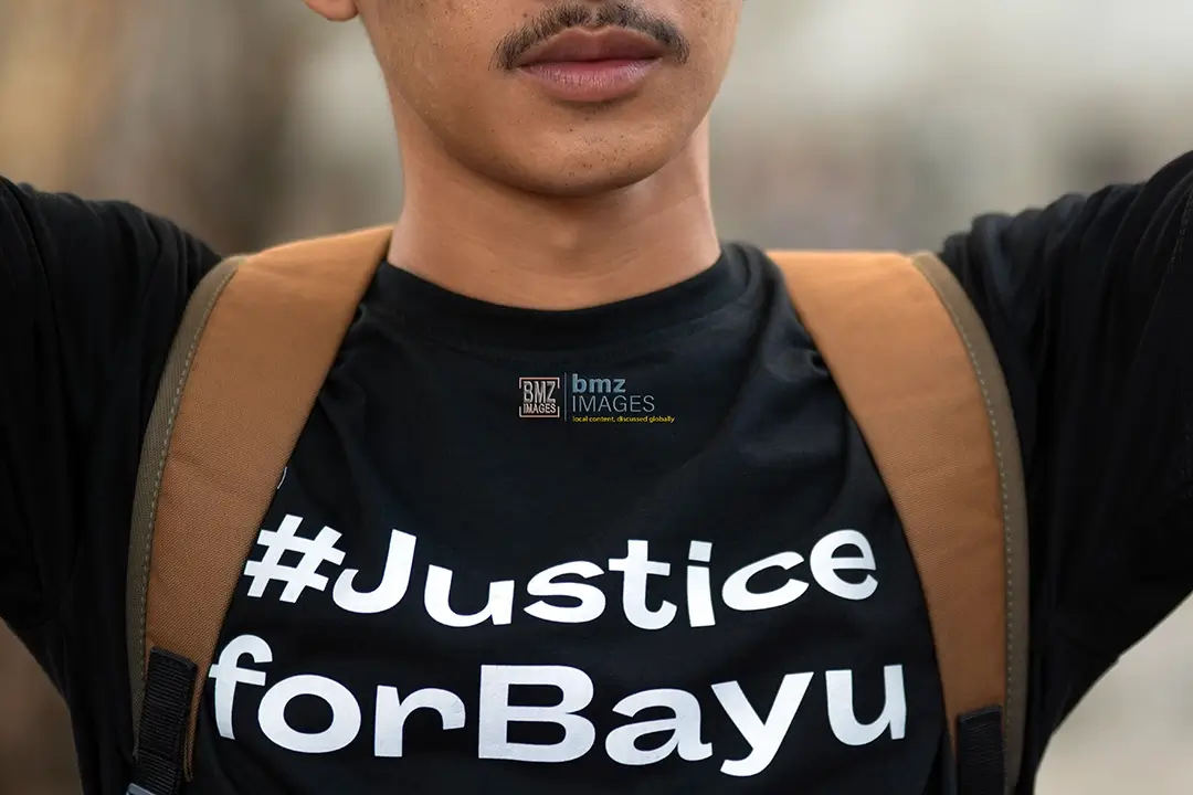 Seorang mahasiswa mengenakan kaos bertuliskan Justice for Bayu saat menggelar aksi solidaritas keadilan untuk Bayu Adhityawan di depan Kantor DPRD Sulteng di Palu, Sulawesi Tengah, Senin (7/10/2024). (bmzIMAGES/Basri Marzuki)