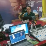 Kepala BPOM Palu, Mardianto (kiri) bersama Kepala Bidang Pemberdayaan dan Pengembangan Usaha Kecil, Dinas Koperasi, Usaha Kecil dan Menengah Provinsi Sulawesi Tengah, Irfan pada talkshow di Radio Nebula, Senin (28/10/2024). (Foto: HO-BPOM Palu)