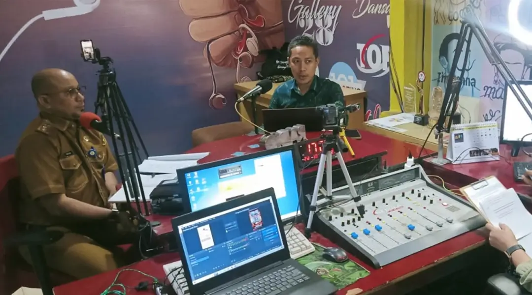 Kepala BPOM Palu, Mardianto (kiri) bersama Kepala Bidang Pemberdayaan dan Pengembangan Usaha Kecil, Dinas Koperasi, Usaha Kecil dan Menengah Provinsi Sulawesi Tengah, Irfan pada talkshow di Radio Nebula, Senin (28/10/2024). (Foto: HO-BPOM Palu)