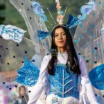 Seorang peserta mengenakan busana kreasi berbahan dasar barang daur ulang pada Karnaval Busana Daur Ulang di Luwuk, Banggai, Sulawesi Tengah, Rabu (30/10/2024). (Foto: bmzIMAGES/Basri Marzuki)