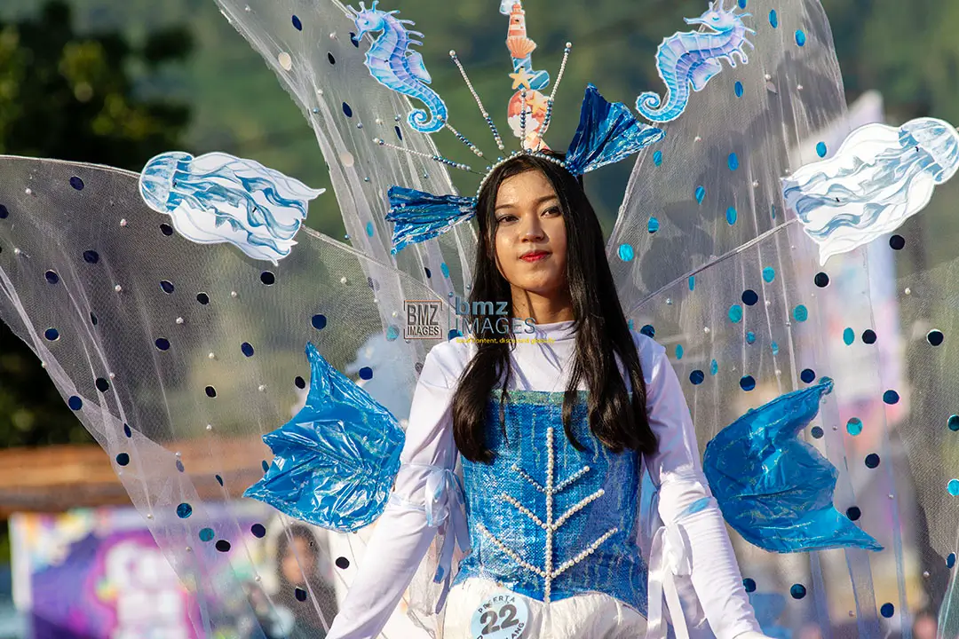 Seorang peserta mengenakan busana kreasi berbahan dasar barang daur ulang pada Karnaval Busana Daur Ulang di Luwuk, Banggai, Sulawesi Tengah, Rabu (30/10/2024). (Foto: bmzIMAGES/Basri Marzuki)