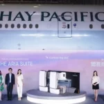 Fala Chen (keempat dari kiri), CEO Cathay Group Ronald Lam (ketiga dari kiri), Chief Customer and Commercial Officer Lavinia Lau (ketiga dari kanan), Chief Operations and Service Delivery Officer Alex McGowan (kedua dari kanan), dan Chief Financial Officer Rebecca Sharpe (kedua dari kiri) pada peluncuran Aria Suite di SIngapura, Rabu (16/10/2024). (Foto: ist)