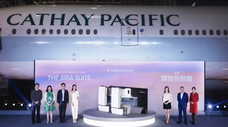 Fala Chen (keempat dari kiri), CEO Cathay Group Ronald Lam (ketiga dari kiri), Chief Customer and Commercial Officer Lavinia Lau (ketiga dari kanan), Chief Operations and Service Delivery Officer Alex McGowan (kedua dari kanan), dan Chief Financial Officer Rebecca Sharpe (kedua dari kiri) pada peluncuran Aria Suite di SIngapura, Rabu (16/10/2024). (Foto: ist)