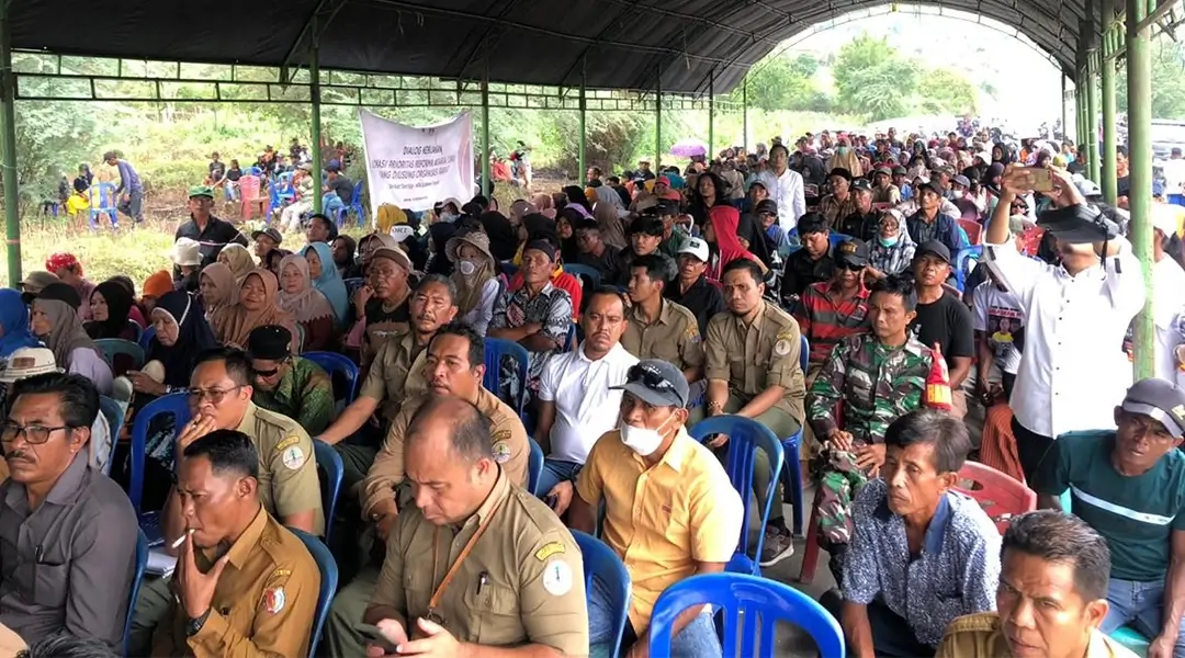 Sejumlah petani yang tergabung dalam Serikat Tani Sigi pada Dialog Kebijakan LPRA di Desa Sibowi, Tanambulava, Sigi, Senin (14/10/2024). (Foto: HO-KPA Sulteng)