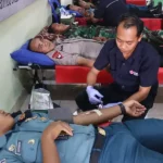 Sejumlah anggota TNI dan Polri mengikuti donor darah dalam rangka HUT ke-79 Korps Brimob Polri di Mako Brimob Polda Sulteng, Selasa (22/10/2024). (Foto: Humas Polda Sulteng)
