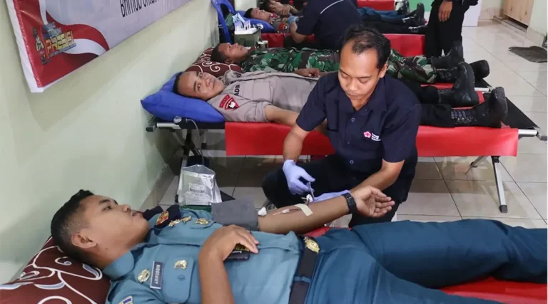 Sejumlah anggota TNI dan Polri mengikuti donor darah dalam rangka HUT ke-79 Korps Brimob Polri di Mako Brimob Polda Sulteng, Selasa (22/10/2024). (Foto: Humas Polda Sulteng)