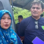 Dokter forensik RSUD Anuntaloko Parigi Moputong, dr Nur Rafni Rafid (kiri) memberikan keterangan kepada wartawan usai melakukan autopsi jenazah Bayu Adhityawan di Pekuburan Kelurahan Duyu, Palu, Jumat (4/10/2024). (Foto: Humas Polda Sulteng)