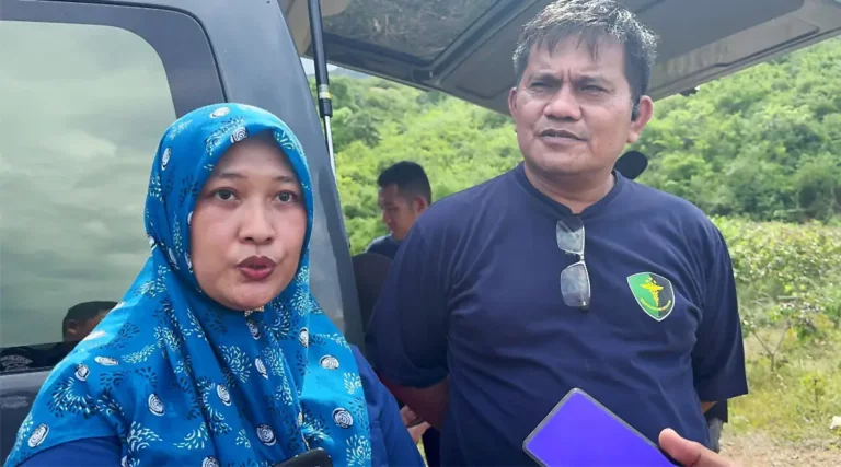Dokter forensik RSUD Anuntaloko Parigi Moputong, dr Nur Rafni Rafid (kiri) memberikan keterangan kepada wartawan usai melakukan autopsi jenazah Bayu Adhityawan di Pekuburan Kelurahan Duyu, Palu, Jumat (4/10/2024). (Foto: Humas Polda Sulteng)