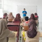 Ketua AJI Palu, Agung Sumandjaya (tengah) memebrikan materi jurnalsitik kepada peserta ekstra kurikuler Sekolah Sukma Bangsa di Sigi, Sabtu (26/10/2024). (Foto: ist)