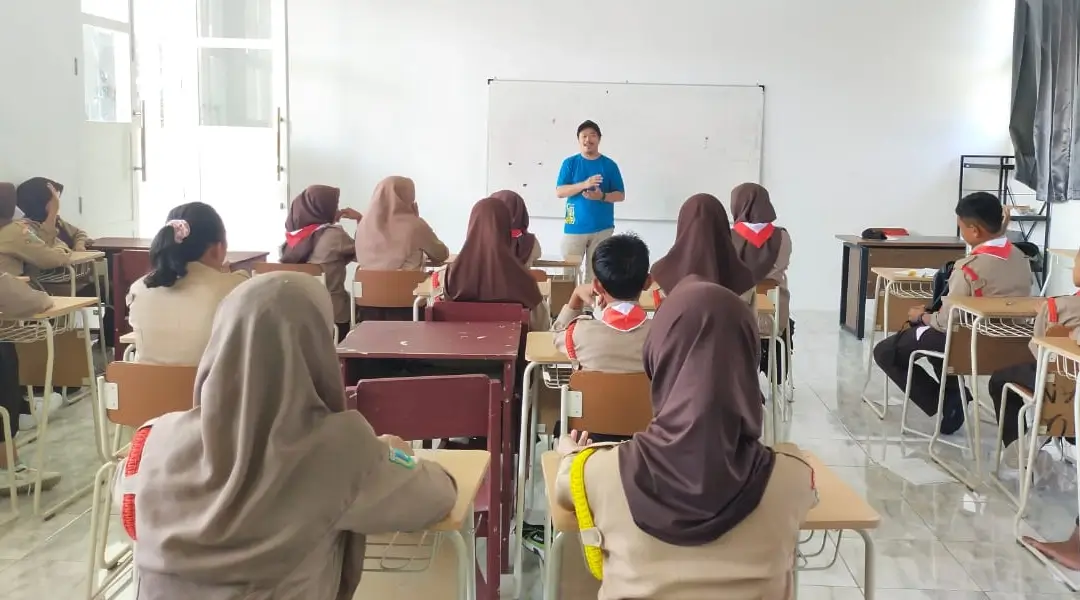 Ketua AJI Palu, Agung Sumandjaya (tengah) memebrikan materi jurnalsitik kepada peserta ekstra kurikuler Sekolah Sukma Bangsa di Sigi, Sabtu (26/10/2024). (Foto: ist)
