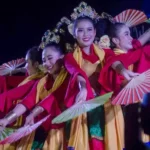 Penampilan salah satu komunitas seni pada Festival Teluk Lalong tahun 2023 lalu. (Foto: bmzIMAGES/Basri Marzuki)