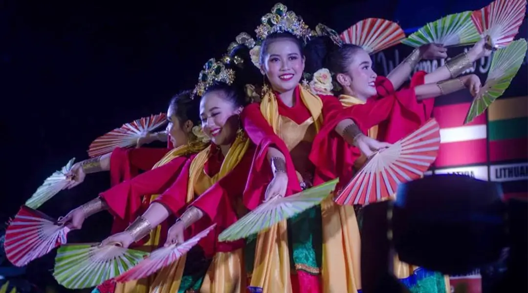 Penampilan salah satu komunitas seni pada Festival Teluk Lalong tahun 2023 lalu. (Foto: bmzIMAGES/Basri Marzuki)