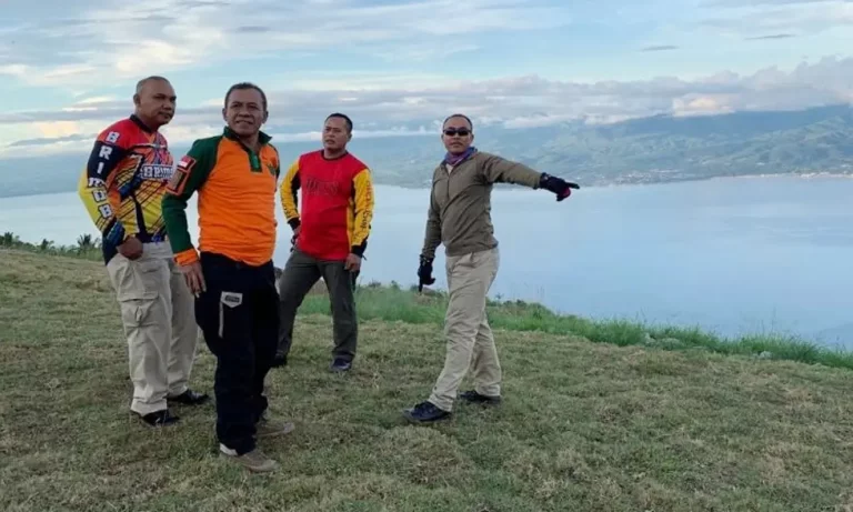 Hidayat (kedua kiri) saat mnnjabat mengunjungi Puncak Eko Wisata Paralayang Salena. (Foto: Handal Media PArtner)