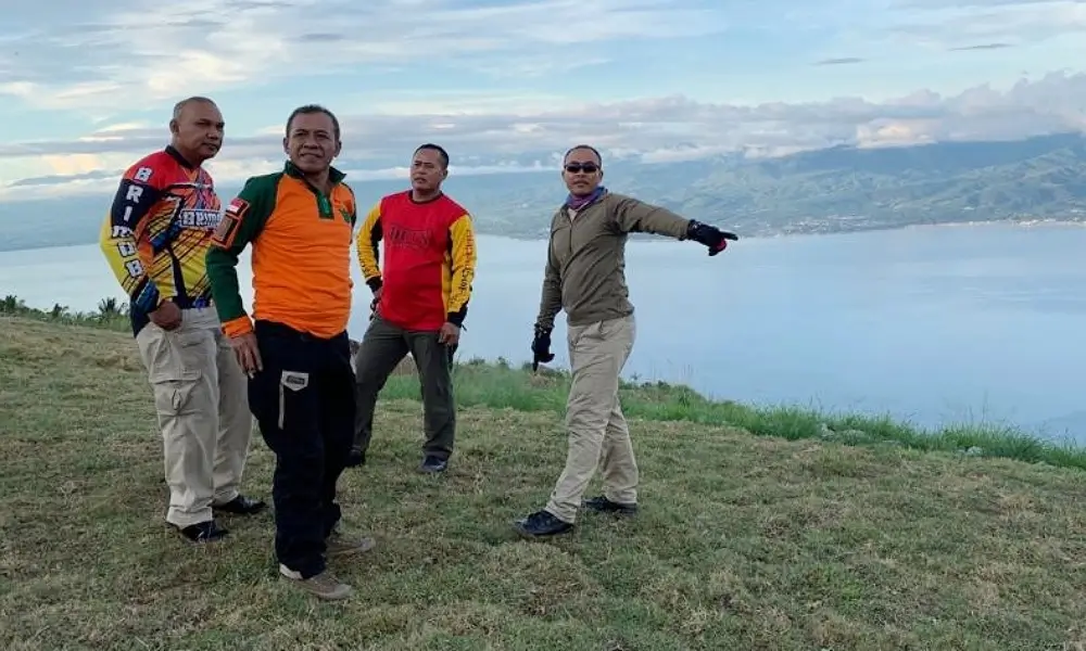 Hidayat (kedua kiri) saat mnnjabat mengunjungi Puncak Eko Wisata Paralayang Salena. (Foto: Handal Media PArtner)