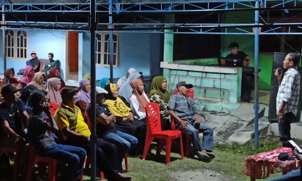 Calon Wali Kota Palu nomor urut1, Hidayat berbicara di depan warga pada kampanye terbuka di Pengawu, Palu, Kamis (31/10/2024). (Foto: Tim Media HANDAL)