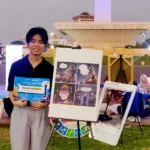 6. Alice Zita Kusuma pemenang lomba komik "Menggambar Masa Depan" kategori perubahan iklim berfoto bersama karyanya (Foto: UNIC)