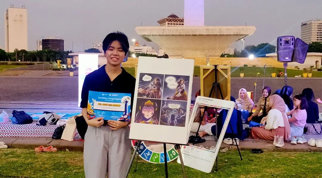 6. Alice Zita Kusuma pemenang lomba komik "Menggambar Masa Depan" kategori perubahan iklim berfoto bersama karyanya (Foto: UNIC)