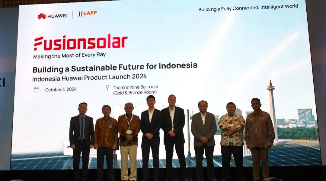 Foto bersama pada peluncuran FusionSolar Huawei