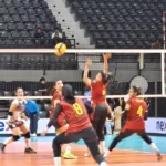 Tim bola voly putri Polda Sulteng melawan DKI Jakarta pada turnamen Kapolri Cup 2024 di GOR Terpadu Ahmad Yani Pontianak, Minggu (6/10/2024). Tim Polda Sulteng memenangkan laga itu dengan skor 3-0 dan memastikan masuk ke babak semi final. (Foto: Huams Polda Sulteng)