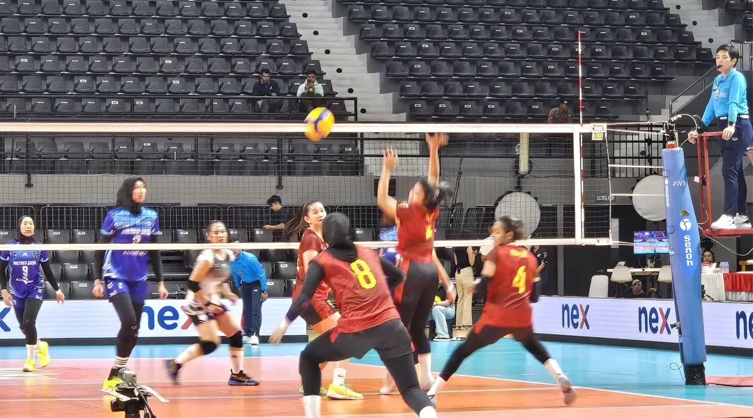 Tim bola voly putri Polda Sulteng melawan DKI Jakarta pada turnamen Kapolri Cup 2024 di GOR Terpadu Ahmad Yani Pontianak, Minggu (6/10/2024). Tim Polda Sulteng memenangkan laga itu dengan skor 3-0 dan memastikan masuk ke babak semi final. (Foto: Huams Polda Sulteng)