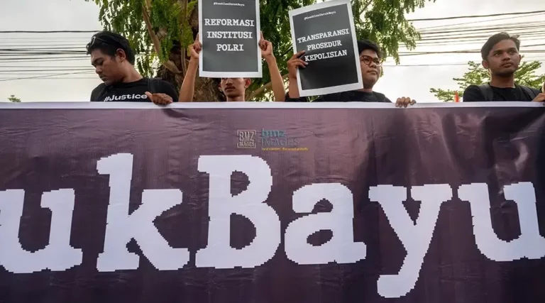 Sejumlah mahasiswa melakukan aksi solidaritas keadilan untuk Bayu Adhityawan di depan Kantor DPRD Sulteng, Senin (7/10/2024). (bmzIMAGES/Basri Marzuki)