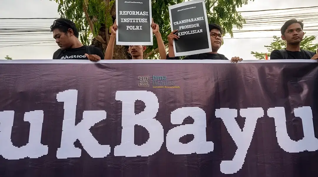 Sejumlah mahasiswa melakukan aksi solidaritas keadilan untuk Bayu Adhityawan di depan Kantor DPRD Sulteng, Senin (7/10/2024). (bmzIMAGES/Basri Marzuki)