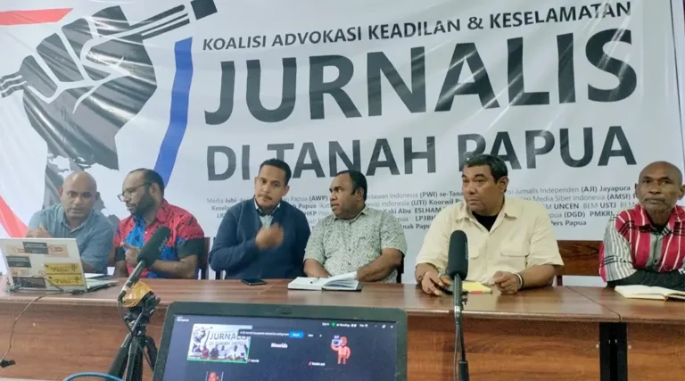 Konferensi pers Koalisi Advokasi Keadilan & Keselamatan Jurnalis di Tanah Papua untuk mendesak pengusutan teror bom terhadap Media Jubi di Papua, Senin (21/10/2024). (Foto: ist)