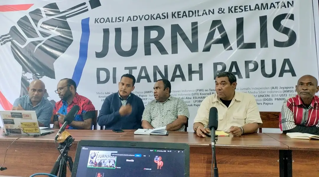 Konferensi pers Koalisi Advokasi Keadilan & Keselamatan Jurnalis di Tanah Papua untuk mendesak pengusutan teror bom terhadap Media Jubi di Papua, Senin (21/10/2024). (Foto: ist)