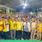 Dewan Penasihat Partai Koalisi BERAMAL Sulteng, Andi Mulhanan Tombolotutu (lima dari kanan) berpose bersama pengurus partai koalisi dan warga seusai melakukan kampanye terbatas di Desa Wombo, Kecamatan Tanantovea, Kabupaten Donggala, Senin (14/10/2024) malam. Foto: Tim Media Koalisi BERAMAL Provinsi)