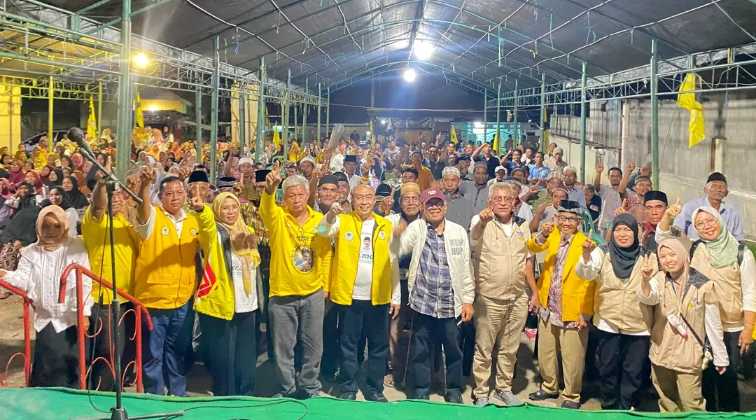 Dewan Penasihat Partai Koalisi BERAMAL Sulteng, Andi Mulhanan Tombolotutu (lima dari kanan) berpose bersama pengurus partai koalisi dan warga seusai melakukan kampanye terbatas di Desa Wombo, Kecamatan Tanantovea, Kabupaten Donggala, Senin (14/10/2024) malam. Foto: Tim Media Koalisi BERAMAL Provinsi)