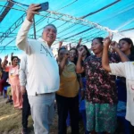 Calon Gubernur Sulawesi Tengah nomor urut 1, Ahmad HM Ali berpidato dalam kampanye terbatas di Desa Bulagi II, Kecamatan Bulagi, Kabupaten Banggai Kepulauan, Selasa (22/10/2024). (Foto: Tim Media Partai Koalisi BERAMAL)