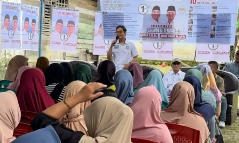 Juru kampanye dari Koalisi BerAmal (Ahmad Ali-Abdul Karim Aljufri) saat kampanye terbatas di Desa Kayu Lompa, Kecamatan Basidondo, Kabupaten Toli-Toli pada Senin, 21 Oktober 2024. (Foto: Tim Media Partai Koalisi BERAMAL)