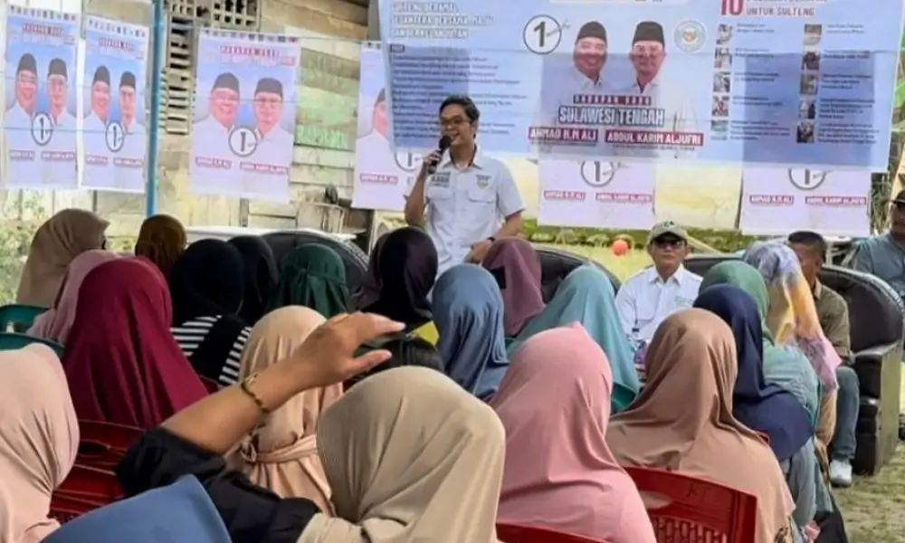 Juru kampanye dari Koalisi BerAmal (Ahmad Ali-Abdul Karim Aljufri) saat kampanye terbatas di Desa Kayu Lompa, Kecamatan Basidondo, Kabupaten Toli-Toli pada Senin, 21 Oktober 2024. (Foto: Tim Media Partai Koalisi BERAMAL)