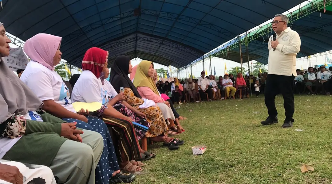 Calon Gubernur Sulawesi Tengah nomor urut 1, Ahmad HM Ali melakukan kampanye terbatas di lapangan Desa Baturube, Bungku Utara, Morowali Utara, Rabu (23/10/2024). (Foto: Tim Media Koalisi BERAMAL)