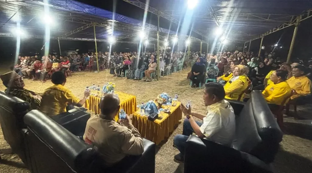 Kampanye Partai Golkar untuk calon Gubernur dan Wakil Gubernur Sulteng Ahmad Ali - Abdul Karim Aljufri, di Desa Bubung, Kecamatan Luwuk Selatan, Kabupaten Banggai Kamis malam (24/10). (Foto: Tim Media Partai Koalisi BERAMAL)
