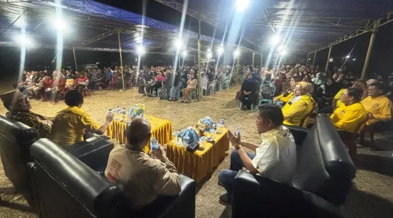 Kampanye Partai Golkar untuk calon Gubernur dan Wakil Gubernur Sulteng Ahmad Ali - Abdul Karim Aljufri, di Desa Bubung, Kecamatan Luwuk Selatan, Kabupaten Banggai Kamis malam (24/10). (Foto: Tim Media Partai Koalisi BERAMAL)