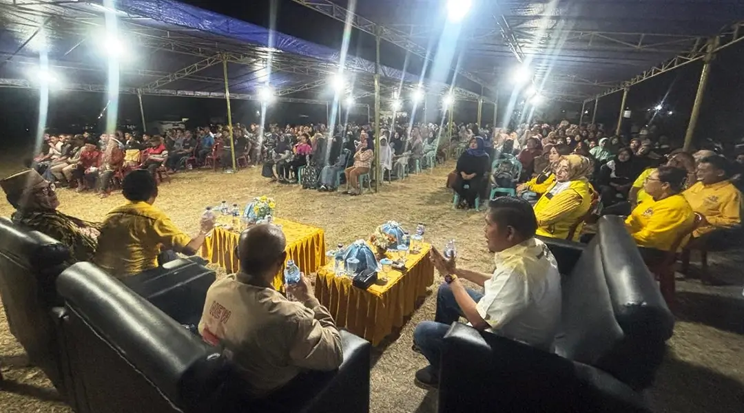 Kampanye Partai Golkar untuk calon Gubernur dan Wakil Gubernur Sulteng Ahmad Ali - Abdul Karim Aljufri, di Desa Bubung, Kecamatan Luwuk Selatan, Kabupaten Banggai Kamis malam (24/10). (Foto: Tim Media Partai Koalisi BERAMAL)